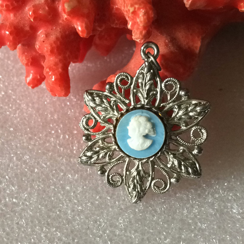 Art Deco Cameo Pendent 44$